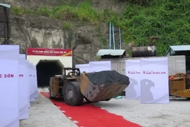 Khai thác xe quặng đầu tiên sau khi tái khởi động dự án. (Ảnh: Nguyễn Sơn/Vietnam+)