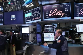 Giao dịch viên làm việc tại sàn chứng khoán New York, Mỹ ngày 26/8. (Nguồn: AFP/TTXVN)