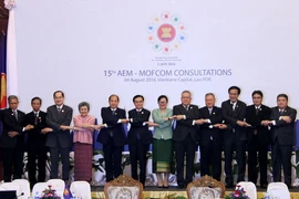 Các quan chức tham dự Hội nghị chụp ảnh lưu niệm. (Ảnh: Phạm Kiên/TTXVN)