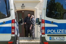 Cảnh sát đặc nhiệm Đức phong tỏa tòa nhà nơi nghi phạm khủng bố bị bắt giữ. (Nguồn: EPA/TTXVN)