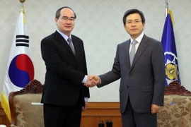 Chủ tịch Mặt trận Tổ quốc Việt Nam Nguyễn Thiện Nhân hội kiến Thủ tướng Hàn Quốc Hwang Kyo-ahn. (Nguồn: YONHAP/TTXVN)