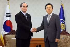 Chủ tịch Mặt trận Tổ quốc Việt Nam Nguyễn Thiện Nhân hội kiến Thủ tướng Hàn Quốc Hwang Kyo-ahn. (Nguồn: YONHAP/TTXVN)