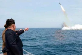 Nhà lãnh đạo Triều Tiên Kim Jong-un thị sát một vụ phóng thử tên lửa từ tàu ngầm. (Nguồn: Reuters/TTXVN)