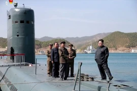 Nhà lãnh đạo Triều Tiên Kim Jong-un (phải) thị sát buổi phóng thử tên lửa đạn đạo từ tàu ngầm SLBM. (Nguồn: Yonhap/TTXVN)