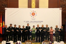 Các quan chức tham dự Hội nghị chụp ảnh chung. (Ảnh: Phạm Kiên/TTXVN)