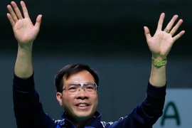 Xạ thủ Hoàng Xuân Vinh sau khi giành chiến thắng. (Nguồn: EPA/TTXVN)