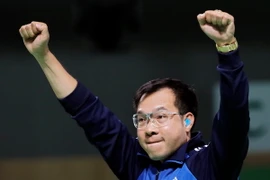 Xạ thủ Hoàng Xuân Vinh sau khi giành chiến thắng. (Nguồn: EPA/TTXVN)