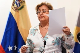 Chủ tịch CNE Tibisay Lucena đọc thông cáo xác nhận 200.000 chữ ký tại Caracas ngày 1/8. (Nguồn: AFP/TTXVN)