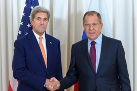 Ngoại trưởng Nga Sergei Lavrov (phải) và người đồng cấp Mỹ John Kerry (trái) tại cuộc hội đàm ở Geneva. (Nguồn: AFP/TTXVN)