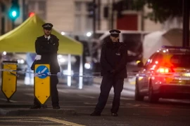 Cảnh sát điều tra tại hiện trường vụ tấn công. (Nguồn: EPA/TTXVN)