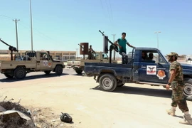 Lực lượng trung thành với Chính phủ Hòa hợp Dân tộc tại một chốt kiểm soát ở thành phố Sirte. (Nguồn: AFP/TTXVN)