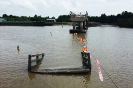 Phần cầu Ô Rô bị sập. (Ảnh: Huỳnh Thế Anh/TTXVN)