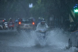 Mưa lớn do bão số 3 gây ngập nhiều tuyến phố ở Hà Nội. (Ảnh: Minh Sơn/Vietnam+)