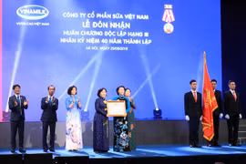Chủ tịch Quốc hội Nguyễn Thị Kim Ngân trao Huân chương Độc lập hạng 3 cho Công ty Cổ phần Sữa Việt Nam. (Ảnh: Anh Tuấn/TTXVN)