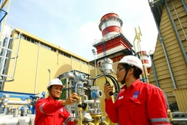 Vận hành hệ thống trong nhà máy Nhơn Trạch 2. (Ảnh: Huy Hùng/TTXVN)