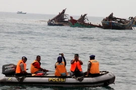 Tàu cá hoạt động trái phép trên vùng biển Kuala Langsa, Aceh, Indonesia bị đánh chìm. (Nguồn: AFP/TTXVN)