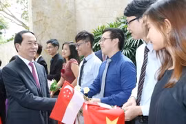 Các sinh viên Việt Nam tại Singapore chào đón Chủ tịch nước Trần Đại Quang và Phu nhân. (Ảnh: Nhan Sáng/TTXVN)