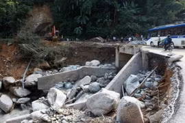 Điểm sạt lở tại Km17 Quốc lộ 4D đoạn thành phố Lào Cai-Sa Pa. (Ảnh: Trần Việt/TTXVN)