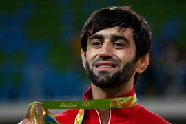 Vận động viên Beslan Mudranov cùng tấm Huy chương Vàng Olympic 2016. (Nguồn: EPA/TTXVN)