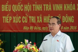 Chủ tịch Ủy ban Trung ương Mặt trận Tổ quốc Việt Nam Nguyễn Thiện Nhân phát biểu ghi nhận ý kiến cử tri xã Hiệp Mỹ Đông, huyện Cầu Ngang. (Ảnh: Thanh Hòa/TTXVN)