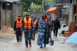 Các chiến sỹ lữ đoàn 170 di chuyển đến các vị trí xung yếu để phối hợp khắc phục sự cố do bão số 3. (Ảnh: Nguyễn Hoàng/TTXVN)