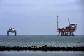 Giàn khoan dầu của Công ty ENI trên biển Adriatic ở ngoài khơi Lido di Dante, gần Ravenna, Italy. (Nguồn: AFP/TTXVN)