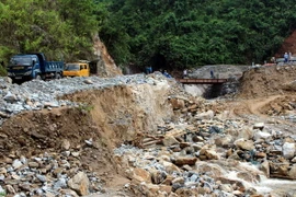 Tuyến đường Quốc lộ 4 đoạn qua xã Thanh Đức, huyện Vị Xuyên bị mưa lũ chia cắt đang khẩn trương được hoàn thiện các hạng mục. (Ảnh: Tiến Lâm/TTXVN)