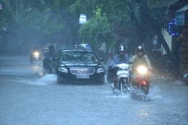 Mưa lớn do bão số 3 gây ngập nhiều tuyến phố ở Hà Nội. (Ảnh: Minh Sơn/Vietnam+)