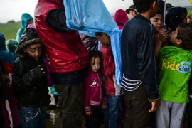 Người di cư xếp hàng nhận lương thực tại trại tị nạn ở phía Bắc làng Idomeni, Hy Lạp. (Nguồn: AFP/TTXVN)