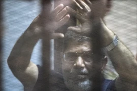 Tổng thống Ai Cập bị phế truất Mohamed Morsi tại phiên tòa ở Cairo ngày 16/5. (Nguồn: AFP/TTXVN)