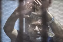 Tổng thống Ai Cập bị phế truất Mohamed Morsi tại phiên tòa ở Cairo ngày 16/5. (Nguồn: AFP/TTXVN)
