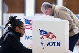 Cử tri Mỹ bỏ phiếu trong ngày bầu cử "Siêu thứ Ba" tại Centreville, Virginia ngày 1/3. (Nguồn: AFP/TTXVN)