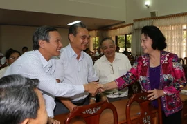 Chủ tịch Nguyễn Thị Kim Ngân với các cử tri. (Ảnh: Trọng Đức/TTXVN)