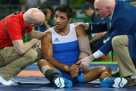 Các bác sỹ đang chăm sóc cho đô vật Talgat Ilyasov. (Nguồn: Getty Images)