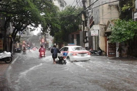 Phố Tô Vĩnh Diện, quận Thanh Xuân bị ngập nặngtrong chiều 19/8. (Ảnh: Mạnh Khánh/TTXVN)