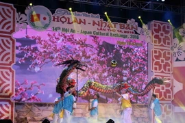 Các nghệ nhân tỉnh Nagasaki trình diễn nghệ thuật múa rồng. (Ảnh: Hữu Trung/TTXVN)