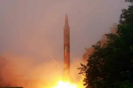 Một tên lửa đạn đạo được phóng thử trong cuộc tập trận của đơn vị pháo binh Hwasong thuộc Lực lượng chiến lược của Quân đội Nhân dân Triều Tiên. (Nguồn: Yonhap/TTXVN)