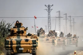 Xe tăng quân đội Thổ Nhĩ Kỳ tiến vào thị trấn biên giới Jarabulus của Syria ngày 25/8. (Nguồn: AFP/TTXVN)