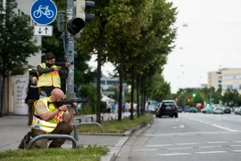 Cảnh sát Đức làm nhiệm vụ tại khu vực xung quanh một trung tâm thương mại ở Munich. (Nguồn: AFP/TTXVN)
