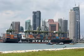 Hoạt động tại cảng ở Singapore. (Nguồn: AFP/TTXVN)