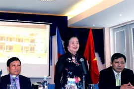 Bà Trương Mỹ Hoa làm việc với đại diện cộng đồng Việt Nam tại Séc. (Ảnh: Trần Quang Vinh/Vietnam+)
