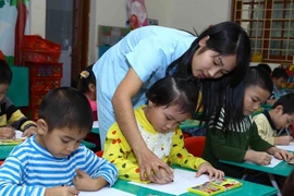 Nhiều quyết tâm nhưng ngành giáo dục vẫn khó thực hiện đúng lộ trình việc phổ cập mầm non cho trẻ 5 tuổi. (Ảnh: Quý Trung/TTXVN)
