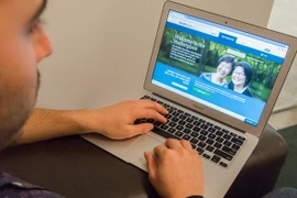 Nhà Trắng kêu gọi người dân đăng ký bảo hiểm qua mạng