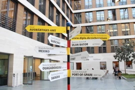 "Cây cột mốc" trong khuôn viên Bộ Ngoại giao Đức. (Ảnh: Mạnh Hùng/Vietnam+)