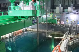 Di dời thanh nhiên liệu từ lò phản ứng hư hại của Fukushima