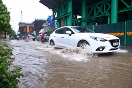 Hệ thống thoát nước không tiêu thoát kịp nước mưa. (Nguồn ảnh: TTXVN)