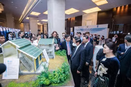 Các đại biểu tham quan mô hình nhà chống bão, lũ. (Ảnh: PV/Vietnam+)