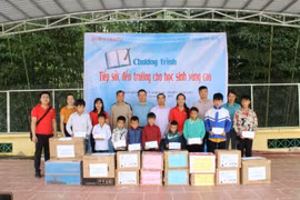 Báo Điện tử VietnamPlus “Tiếp sức đến trường cho học sinh vùng cao” tại các huyện biên giới Bảo Lạc, tỉnh Cao Bằng. (Ảnh: PV/Vietnam+)