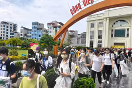 Sự kiện thu gom rác thải trên đường phố Hà Nội thu hút hơn 700 tình nguyện viên tham gia. (Ảnh: Hùng Võ/Vietnam+)