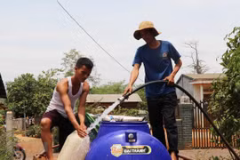 Người dân xã Ea Nuôi, huyện Buôn Đôn phải đi xin nước về phục vụ cho sinh hoạt. (Ảnh: Tuấn Anh/TTXVN)